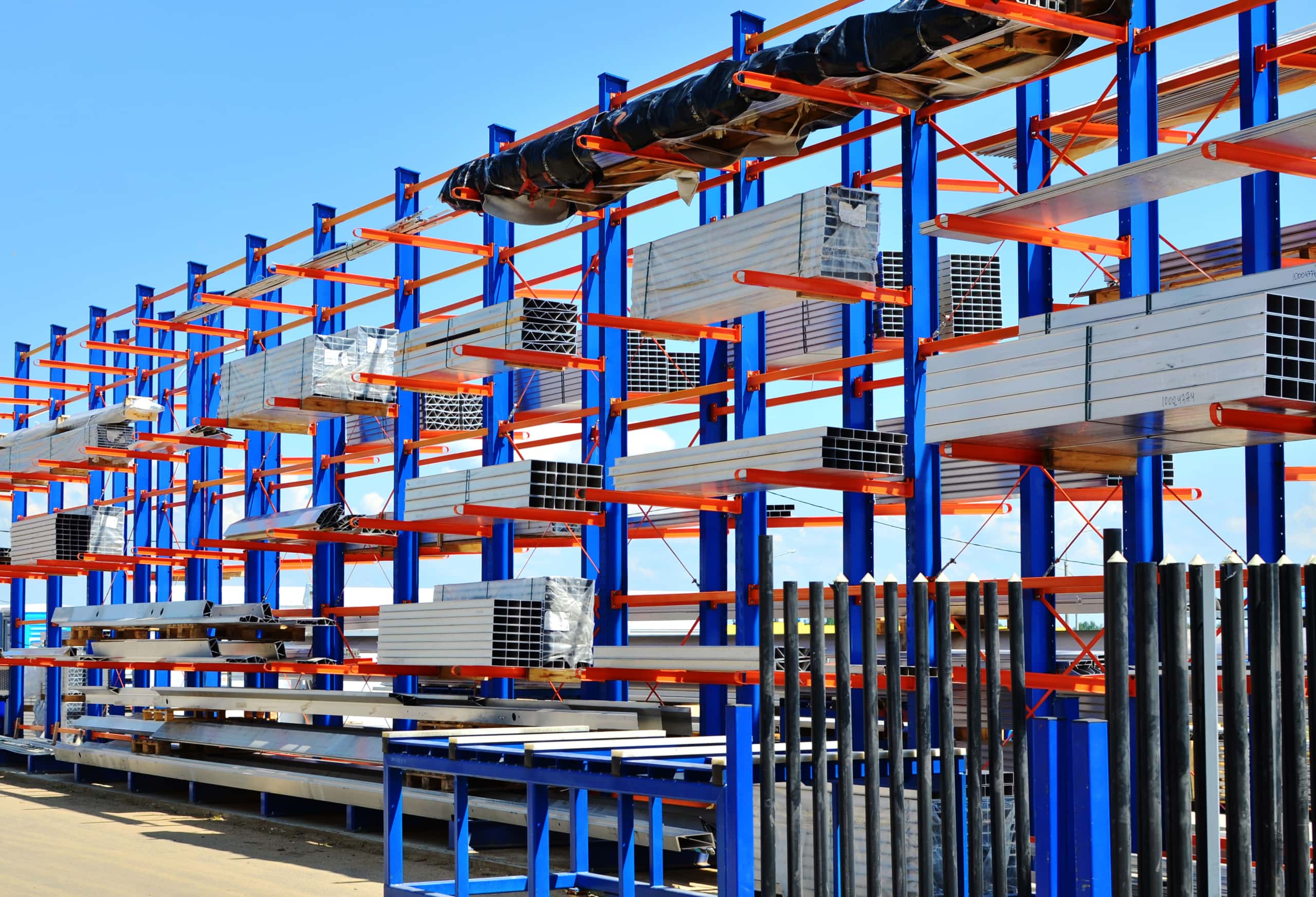 Warehouse,Cantilever,Racking,Systems,For,Storage,Aluminum,Pipe,Or,Profiles. pallet racking for warehousing london, industrial pallet racking london